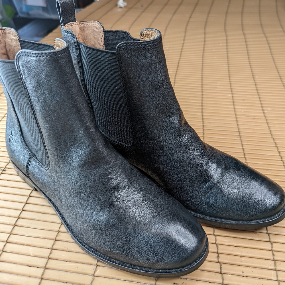Frye women's sz 8M black leather pull on boots